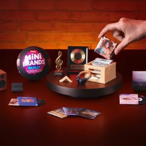PREORDINE - ZURU MINI BRANDS VINYL-SERIES 1-CAPSULE - ESPOSITORE DA TERRA 30PCS ASSORTITI - Scad.05/09/2026